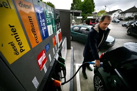 Carburants : TotalEnergies offre un plafond plus bas à la pompe .